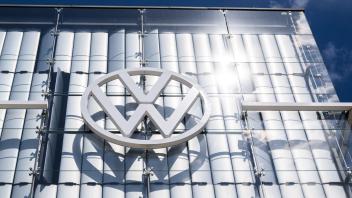 ARCHIV - Alle Zeichen stehen auf E-Mobilität: VW startet den Bau seines ersten deutschen Zellwerks. Foto: Julian Stratenschulte/dpa