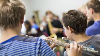 Schueler der Georg Christoph Lichtenberg Gesamtschule IGS Goettingen ueben im Musikunterricht ein Mu