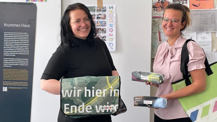 Das nennt man Nachhaltigkeit: Katja Voß und Stefanie Höter präsentieren Taschen, die aus den Werbebannern der Büzonders-Kampagne entstanden sind.