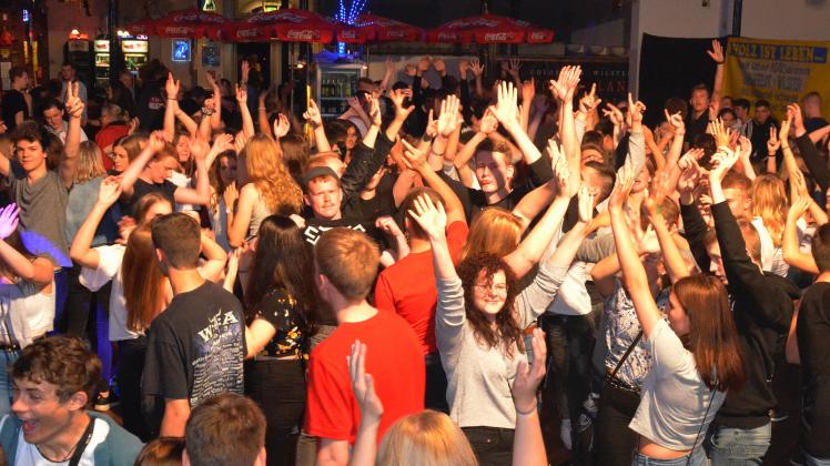   Die „Jahrmarktsdisco-Stadtfest-Party 2022“ soll das überwiegend jugendliche Publikum nach dem Besuch des Volksfests nachts noch zum Tanzen bringen.

 