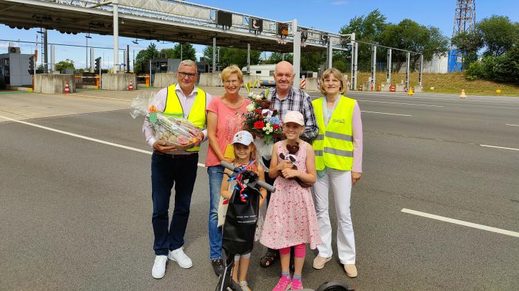 Familie Bleu gemeinsam mit Yvonne Osterkamp und Frank Middendorf am Warnowtunnel