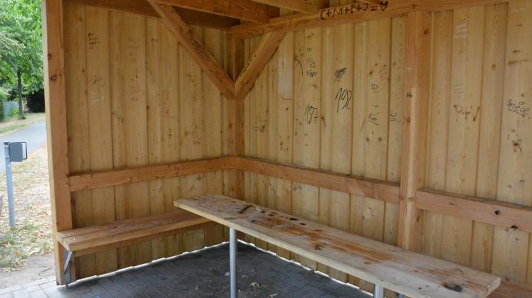 Am Rande des Parkviertels in Ludwigslust ist eine Grillhütte errichtet worden. Jetzt haben Unbekannte die Wand beschmiert und am Tisch gekokelt.