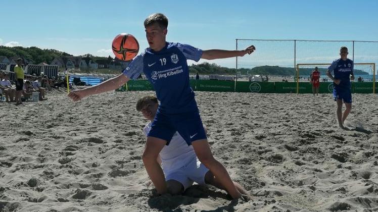 Der 19-jährige Jannes Peterson(vorne, hier beim Beachsoccer am Rostocker Ostseestrand) gab am vergangenen Wochenende sein Debüt für die Deutsche Beachsoccer Nationalmannschaft. Am 3. Spieltag der Bundesliga wird er erstmal für die erste Mannschaft der Rostocker Robben spielen.