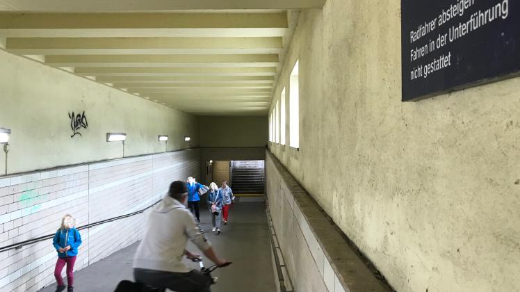 Fahrradfahrer im Tunnel Bahn Ludwigslust
