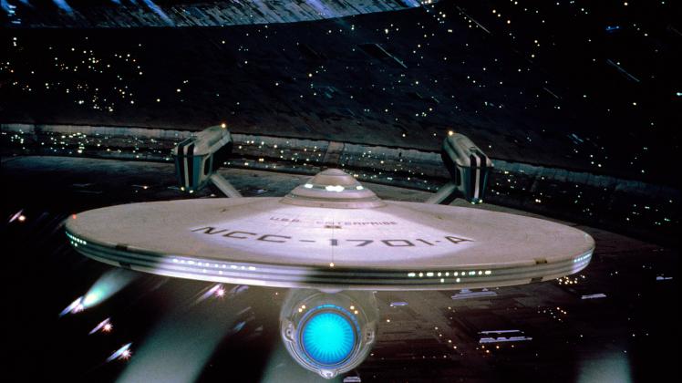 STAR TREK IV: THE VOYAGE HOME, Starship Enterprise, 1986 (image upgraded to 17.7 x 11.9 ) Ref:MSDSTTR EC033 PUBLICATIONx