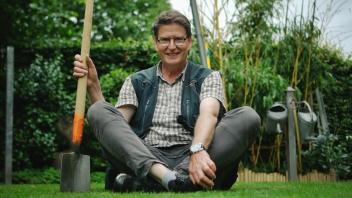 Gartenprofi Klaus Kruse zeigt, wie man den Rasen richtig pflegt.