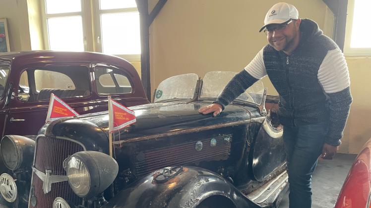 Der 43-jähriger Rafael Dzielecki hat einen unglaublichen Fund auf dem Schrottplatz gemacht: Unter einer Plane steckte ein  Adler-Oldtimer Trumpf Junior Sport-Cabriolet. Ein seltenes Auto aus dem Jahr 1935. 