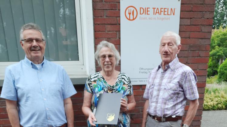 350 Euro erhält die Bramscher Tafel vom TSV Ueffeln: Das Foto zeigt Hermann Lettrari und Wilhelm Minning vom TSV Ueffeln sowie Ute Schwarz von der Tafel in Bramsche.