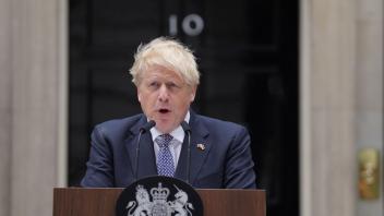 Der britische Premierminister Boris Johnson erklärt seinen Rücktritt als Vorsitzender der Konservativen Partei. Foto: Stefan Rousseau/PA Wire/dpa