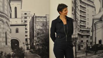 Die Städtische Galerie Delmenhorst und ihre Leiterin Dr. Marilda Felix (im Bild) zeigen ab Samstag,  9. Juli, im Haus Coburg eine Fotografie-Ausstellung. 