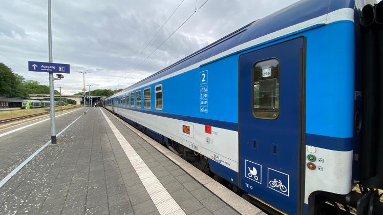 Der EC 175 nach Prag nutzt fast die gesamte Länge des Flensburger Bahnsteigs. 