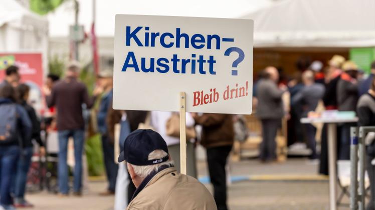 Zwei demonstranten gegen den Kirchenaustritt. 102. Deutscher Katholikentag in Stuttgart. Die fünftägige Veranstaltung st