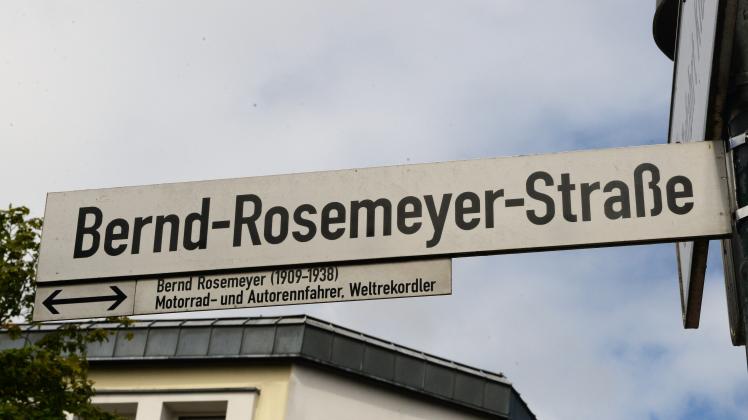 Die Schilder „Bernd-Rosemeyer-Straße“ können nach der jüngsten Entscheidung im Lingener Stadtrat bleiben. Der unter anderem aufgrund seiner SS-Mitgliedschaft umstrittene Rennfahrer soll aber künftig historisch genauer eingeordnet werden.
