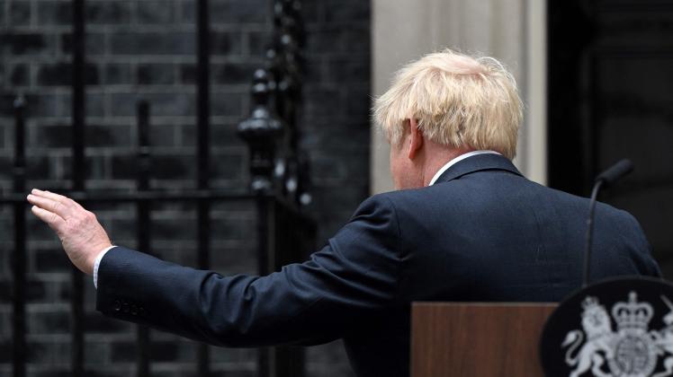 Britain&apos;s Prime Minister Boris Johnson leaves after making a statement in front of 10 Downing Street in central London on July 7, 2022. - Johnson quit as Conservative party leader, after three tumultuous years in charge marked by Brexit, Covid and mounting scandals. (Photo by JUSTIN TALLIS / AFP)