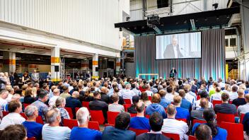 Stephan Weil (SPD), Ministerpräsident von Niedersachsen, spricht anlässlich des Baustarts der VW-Batteriezellfabrik. Foto: Moritz Frankenberg/dpa