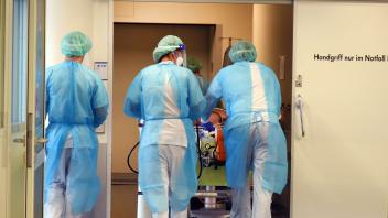 ARCHIV - Ab 1. Januar 2024 soll das Personalbemessungsinstrument verpflichtend in allen Kliniken eingesetzt werden. Foto: Waltraud Grubitzsch/dpa-Zentralbild/dpa