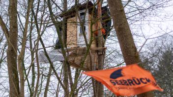 Illegale Bauten: Die Baumhäuser im Flensburger Bahnhofswald wurden im Februar 2021 geräumt.