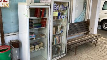 Da waren es schon zwei: Bei der alten Tankstelle an der Chaussee dient nun ein weiterer ausrangierter Kühlschrank als Bücher-Box.