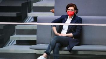 Ferda Ataman sitzt vor ihrer Wahl zur Bundesbeauftragten für Antidiskriminierung auf der Besucher-Tribüne des Bundestags. Foto: Bernd von Jutrczenka/dpa