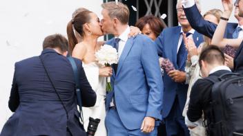 Nach der Trauung: Christian Lindner küsst seine Franca.