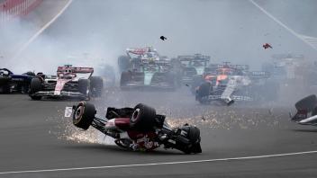 dpatopbilder - Formel-1-Pilot Zhou hat den Unfall in Silverstone  ohne schwere Verletzungen überstanden. Foto: Frank Augstein/AP/dpa/Archivbild