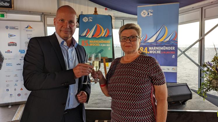 Sowohl Rostocker Oberbürgermeister Chris von Wrycz Rekowski als auch Astrid Voß, Vorsitzende des Warnemünde Vereins, feierten am Donnerstagabend den bisherigen Erfolg der 84. Warnemünder Woche.