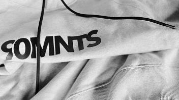 Die Kapuzenkordel ist aus Algen, die Endkappen sind mit dem Logo 90MNTS bedruckt, ebenso der breite Taillenbund.