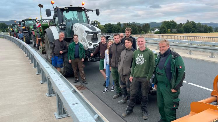 Mit ihren Traktoren blockierten die Landwirte am Donnerstagabend für eine halbe Stunde die Brücken über der A33 zwischen Dissen und Halle