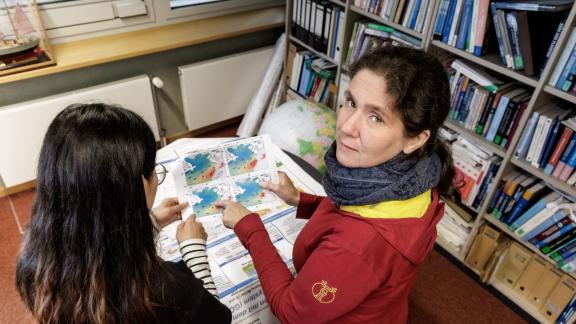Die Ozeanografin Prof. Johanna Baehr bespricht in ihrem Büro mit einer Doktorandin Strömungs- und Klimamodelle. Foto: Markus Scholz/dpa-tmn - ACHTUNG: Nur zur redaktionellen Verwendung im Zusammenhang mit dem genannten Text