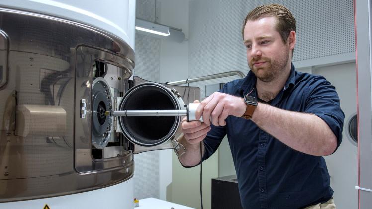 Der wissenschaftliche Koordinator von ELMI-MV, Dr. Kevin Oldenburg, bringt eine neue Probe zur wissenschaftlichen Untersuchung in das neue Elektronenmikroskop ein Julia Tetzke/Universität Rostock