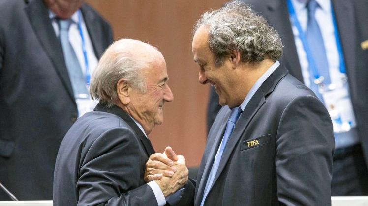 ARCHIV - Die früheren Fußballfunktionäre Joseph Blatter und Michel Platini sind vom Schweizer Bundesstrafgericht in Bellinzona entlastet worden. Foto: Patrick B. Kraemer/epa/dpa
