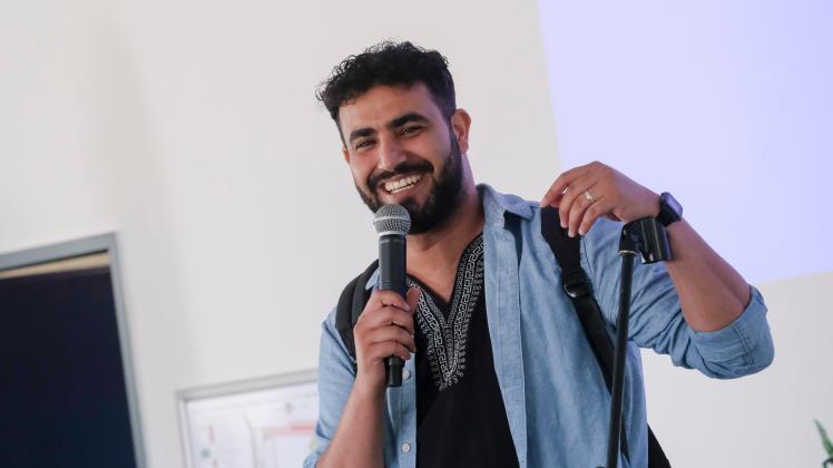 Lachseminar für Berufsschüler? Der Comedian Amjad zu Gast beim Projekt „Kultur meets Comedy“ der BBS Pottgraben.