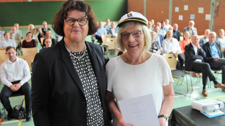Knapp 22 Jahre war Veronika Wentker (rechts) Leiterin der Grundschule Thuine. Nun ist sie „von Bord gegangen“ beziehungsweise von Regierungsschuldirektorin Maria Duisen in den Ruhestand verabschiedet worden.