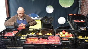 Bevor das Obst und Gemüse abgegeben wird, muss es sortiert werden. Das übernimmt Martin Kielbasa.
