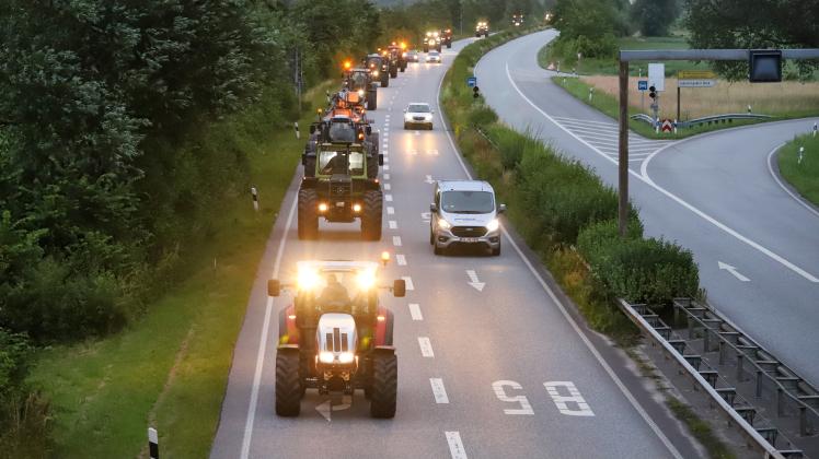 Traktor-Demo auf der B5: Mit rund 100 Treckern bekundeten Bauern aus Dithmarschen ihre Solidarität.