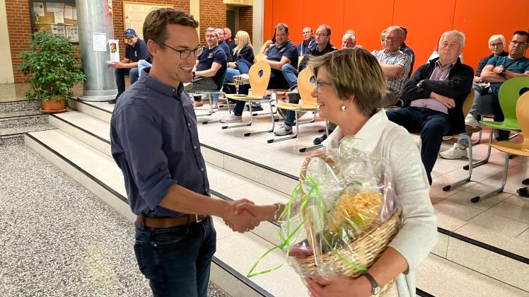 Abschied von Andre Harwerth: Bürgermeisterin Magdalene Heuvelmann dankt dem scheidenden Ratsherrn für sein Engagement.   