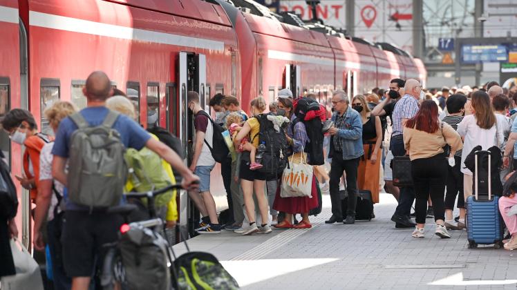 Neun Euro Ticket-Das Bahn-Chaos wird jetzt nur schlimmer.Volle Bahnhofshalle,Bahnsteig, Bahnreisende am Hauptbahnhof in