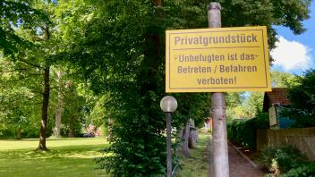 Schleswiger sind jetzt „Unbefugte“, denen das Betreten des Parks nur 50 Meter vom Stadtweg entfernt nun untersagt ist. 