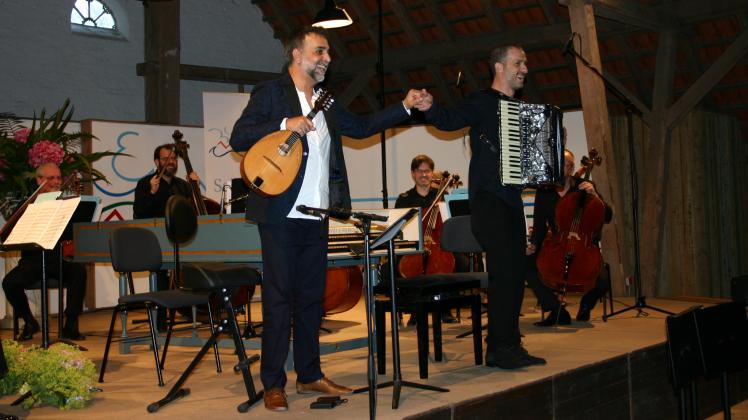 Omer Meir Wellber (Leitung, Akkordeon, Cembalo) und Jakob Reuven (Mandoline) sorgten zusammen mit dem Streicherensemble der Volksoper Wien für enthusiastischen Applaus und mehrere Zugaben in Altenhof.
