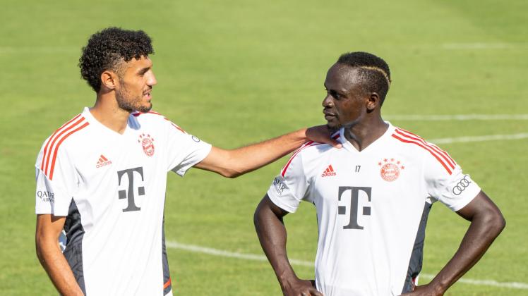 Die beiden Neuzugänge Sadio Mané (r) und Noussair Mazraoui standen das erste Mal mit den neuen Bayern-Kollegen auf dem Platz. Foto: Peter Kneffel/dpa