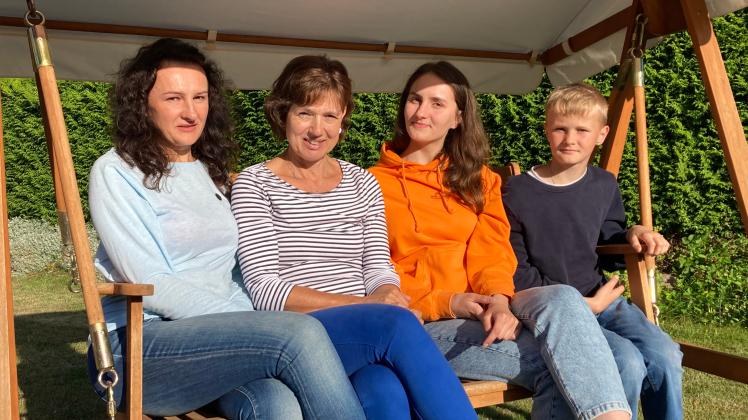 Auf der Hollywood-Schaukel: Ulrike Jürgensen (2.v.l.) hat Iryna mit ihren Kindern Anna und Sasha nach Hause eingeladen.