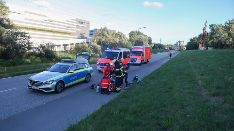 Nach einem Verkehrsunfall – bei der Wollkämmerei Ecke Reiherstieg-Hauptdeich – in Hamburg floh der Unfallfahrer eines VW-Passats am frühen Freitagabend zunächst von der Unfallstelle