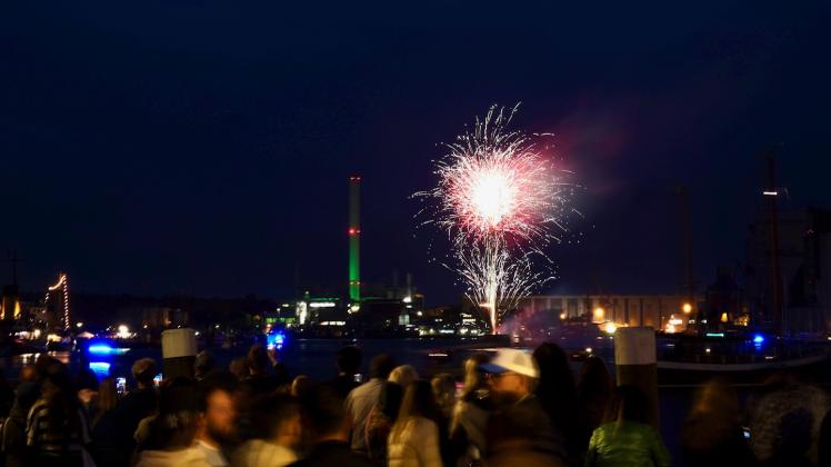 Das Feuerwerk lockte zahlreiche Besucher an den Hafen.
