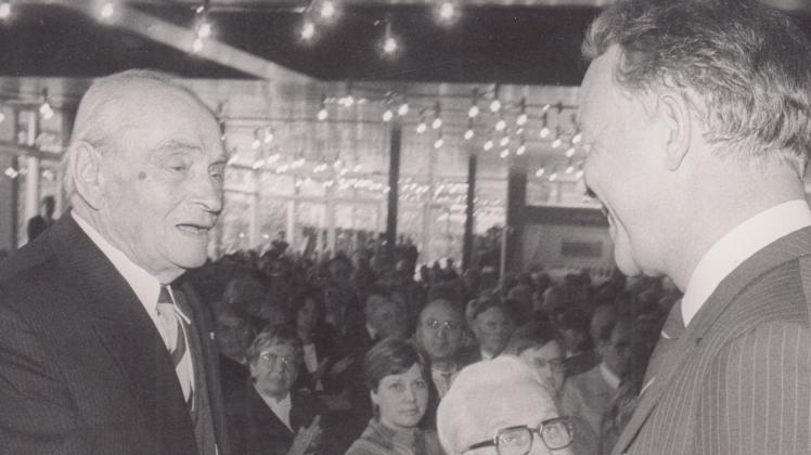 Er prägte wesentlich die Politik und das Sozialwesen in der Nachkriegszeit in Delmenhorst mit: Alt-Oberbürgermeister Ernst Eckert (li.) 1985 mit Ministerpräsident Ernst Albrecht.