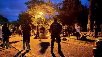 Nächtlicher Polizeieinsatz: Gegen 23 Uhr versuchten rund 40 Punks in Keitum, zum Severin‘s Hotel zu gelangen.