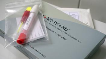 Stuhltest zur Darmkrebsvorsorge (ScheBo M2-PK+Hb) zum Einsenden in ein Labor. Hersteller und Vertrieb: ScheBo Biotech AG