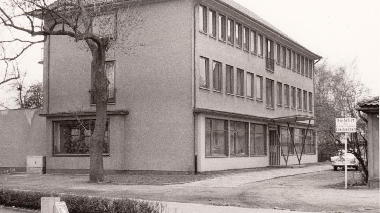 Zehn Jahre zuvor war der erste Spatenstich erfolgt: Das ehemalige AOK-Gebäude am Hans-Böckler-Platz im Jahr 1967.