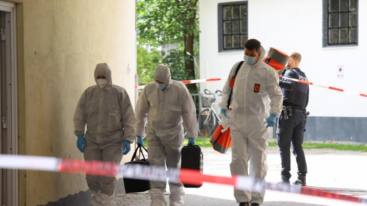 Zwei Frauen-Leichen in Wohnung in Elmshorn gefunden: Szene vom Samstagnachmittag: Mitarbeiter der Spurensicherung sind an der Elmshorner Friedenstraße im Einsatz.