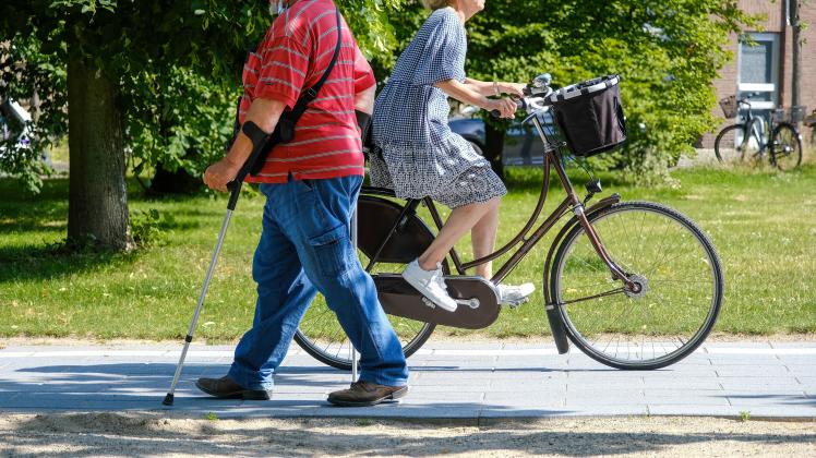 Düsseldorf 16.06.2022 Fahrradfahrerin Einkaufskorb Fahrradkorb Hollandrad Gehstock Krücke Gehhilfe Gesundheit Senior Re