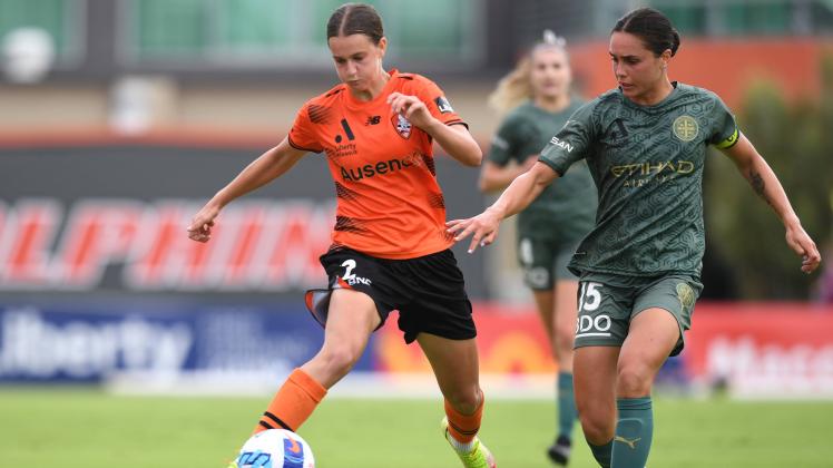 ALEAGUE WOMEN ROAR CITY, Anna Margraf (left) of the Roar contests for the ball against Emma Checker (right) of Melbourne